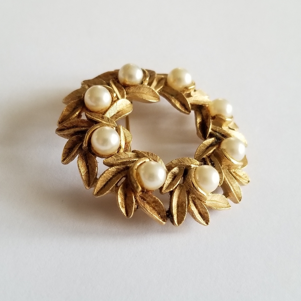 Vintage wreath brooch pin gold tone white faux pearls by Avon - Picture 7 of 9